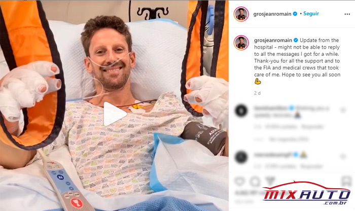 Romain Grosjean sorrindo na cama de hospital mesmo com as mãos enfaixadas durante vídeo sobre recuperação
