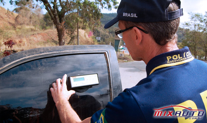 Grau de transparência permitido por Lei sendo verificado por policial brasileiro com equipamento adequado