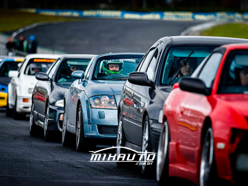 Carros De Pmw De Turismo Dos Anos 70 Correndo Em Circuito De