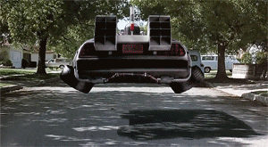 Cena final original do filme De Volta Para O Futuro (1985, Universal Pictures) com máquina do tempo DeLorean levantando voo no meio da rua