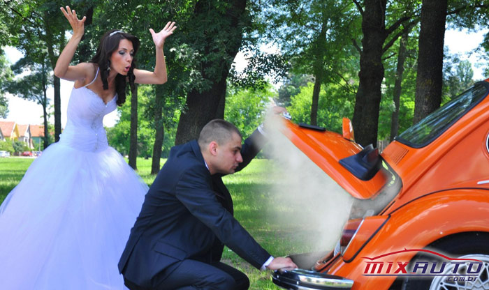 Foto de noivos após o casamento com o carro quebrado sem realizar a manutenção preventiva automotiva 