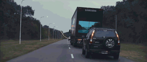 Carro realiza ultrapassagem de caminhão na estrada