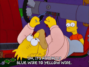 Frame do desenho The Simpsons onde o Vovô Simpson mexe nos fios do carro enquanto Bart tagarela sobre o serviço a seu lado
