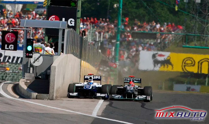 Momento da fechada que o piloto alemão Michael Schumacher deu em Rubens-Barrichello no GP da Hungria em 2010