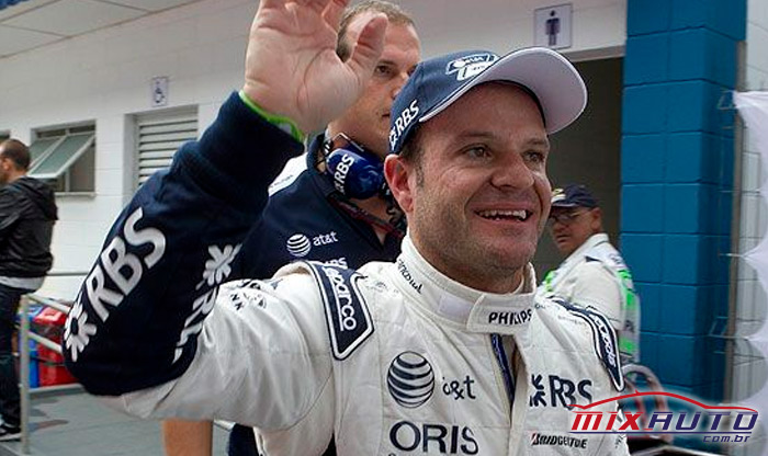 Rubens Barrichello acena sorridente com o uniforme da Williams