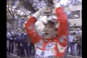 Piloto Ayrton Senna vira garrafa de champanhe na cabeça em comemoração à vitória de título pela F1