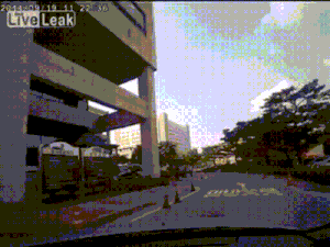 Dashcam registra momento em que pessoa pula no parabrisa do carro e começa a bater a cabeça contra o vidro