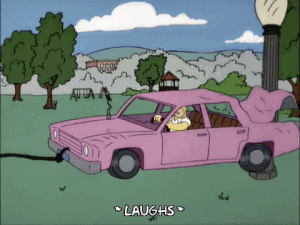 Homer Simpson bate o carro num poste e o carro pega fogo
