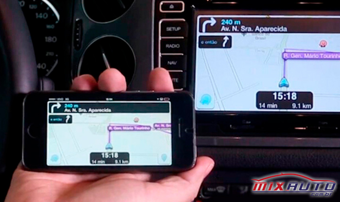 Aplicativo de GPS do celular sendo espelhado na multimídia do carro 