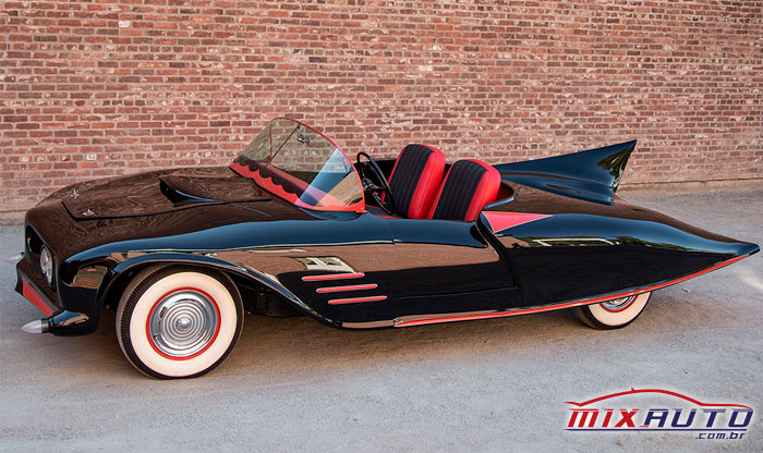 Carro do Batman, o batmóvel, preto com detalhes em vermelho 