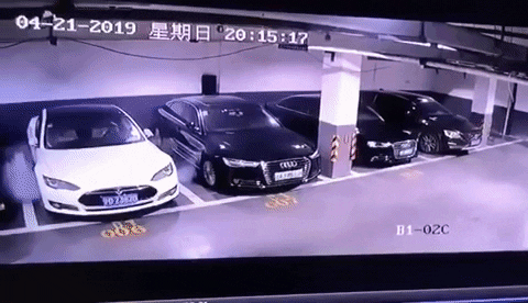 Câmera de segurança registra explosão espontânea de um Tesla Model S na China